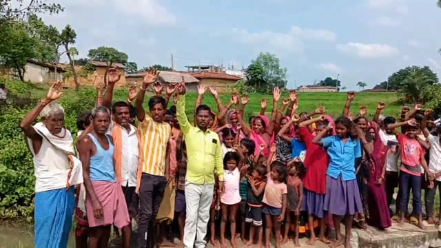 पुल एवं रोड नहीं तो वोट नहीं नारे के साथ दर्जनों ग्रामीणों ने किया उग्र प्रदर्शन, जनप्रतिनिधियों के खिलाफ किया प्रदर्शन 