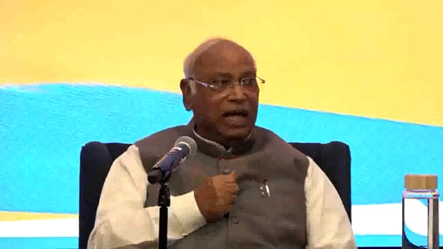 नई दिल्ली: कांग्रेस अध्यक्ष मल्लिकार्जुन खड़गे ने राजनीति को आम नागरिकों के वास्तविक संघर्षों से जोड़ने की ज़रूरत पर ज़ोर दिया और सार्वजनिक जीवन में ईमानदारी, अनुशासन और संवेदनशीलता को बढ़ावा देने का आग्रह किया। उन्होंने मतदाता दमन जैसे#politics