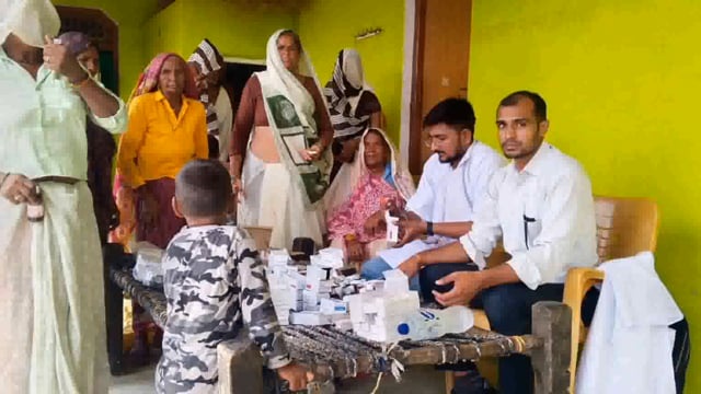 S, D, M, मांट श्री मती  रितु सिरोही के नेतृत्व में लगाये जांच व दवा बितरण केम्प,,