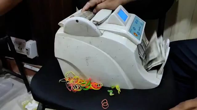 ➡️....यूपी– आगरा में नकली दवा के कई ठिकानों पर STF और ड्रग विभाग की बड़ी रेड,टीम को 1 करोड़ रुपए घूस देकर मामले को रफा दफा करने की बात कर रहा दवा व्यापारी हिमांशु अग्रवाल गिरफ्तार। छापेमार टीम ने 1 करोड़ रुपए रिकवर किए। भारी मात्रा में दवाएं बरामद हुईं।