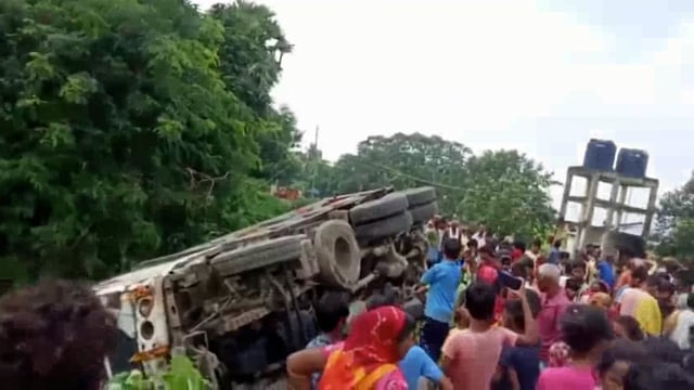 गिट्टी लदी ट्रैक 7 फीट गड्ढे में पलटी; स्थानीय लोगों की मदद से जख्मी चालक को निकाला बाहर 