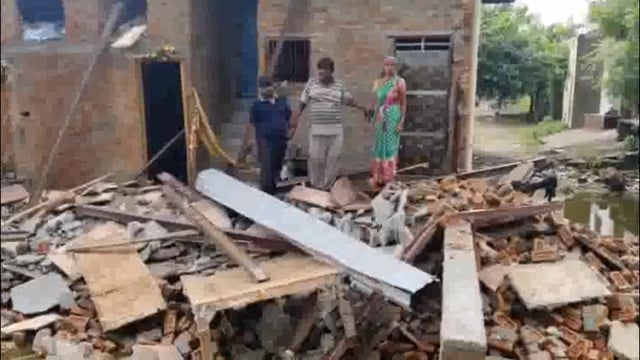 यमुना में आईं बाढ़ के जल-भराव से वृंदावन के मोहिनी नगर में भर-भराकर गिरा गरीब का मक़ान, बेघर हुआ पीड़ित परिवार।