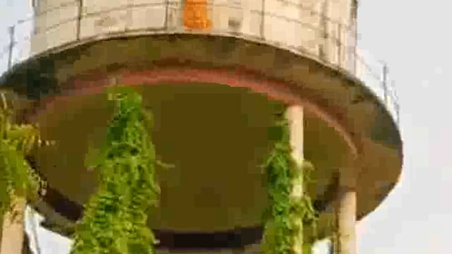 जमीन विवाद मे थाना तहसील का चक्कर काटने के बाद महिला पानी की टंकी पर चढ़कर किया हाई वोल्टेज ड्रामा