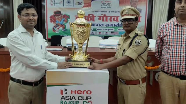 ट्राॅफी गौरव यात्रा का डीएम एवं एसपी ने संयुक्त रूप ट्राॅफी को रिसीव कर किया अनावरण