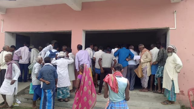 राजस्व महाअभियान के तहत जमाबंदी पंजी वितरण एवं शिविर का आयोजन युद्ध स्तर पर जारी