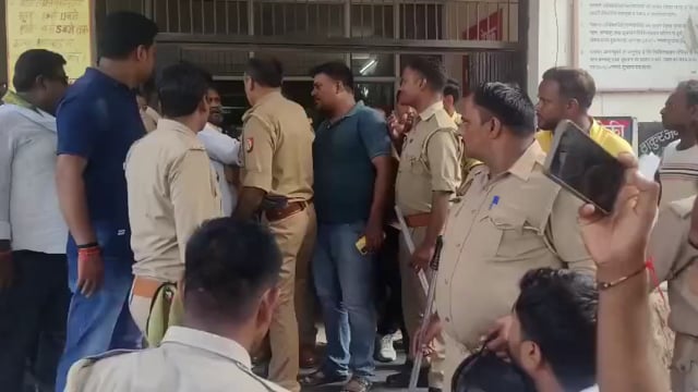 यूपी – जिला बलिया में बिजली अफसर को जूते मारने वाले BJP कार्यकर्ता मुन्ना बहादुर सिंह को पुलिस घसीटते हुए जीप तक ले गई। जिला अस्पताल से गिरफ्तार किया गया।