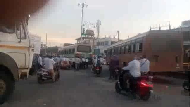 छत्रपती शिवाजी महाराज चौकात एसटी बस पडली बंद,पोलिसांनी दिला दे धक्का,काही काळ वाहतुकीची कोंडी