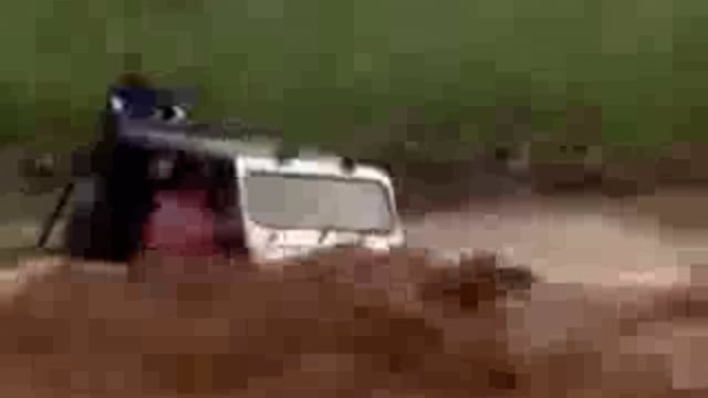 चंडीगढ़ – चंडीगढ़ में जयंती देवी नदी के पास एक जीप उस समय बाढ़ के पानी की तेज़ धारा में बह गई जब उसमें सवार लोग पानी में डूबी सड़क पार करने#politics