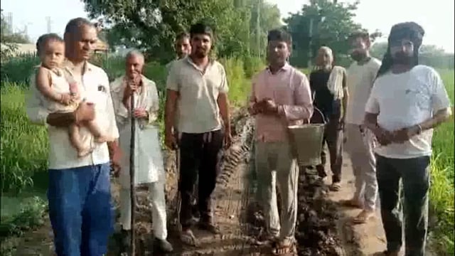 शिला पट्टिका को लेकर मची लड़ाई, फिर भी सुहागपुर का प्रमुख रास्ता बदहाल।