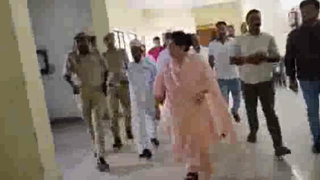 ईवीएम एवं वीवीपैट वेयरहाउस का राजनैतिक पार्टियों के पदाधिकारियों के साथ निरीक्षण करती हुई जिलाधिकारी महोदया।