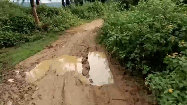 सड़क निर्माण नहीं होने से ग्रामीण परेशान शिकायत दर्ज