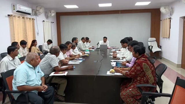 जिला पदाधिकारी ने लंबित पत्रों की समीक्षा, जल्द निष्पादन करने का दिए निर्देश
