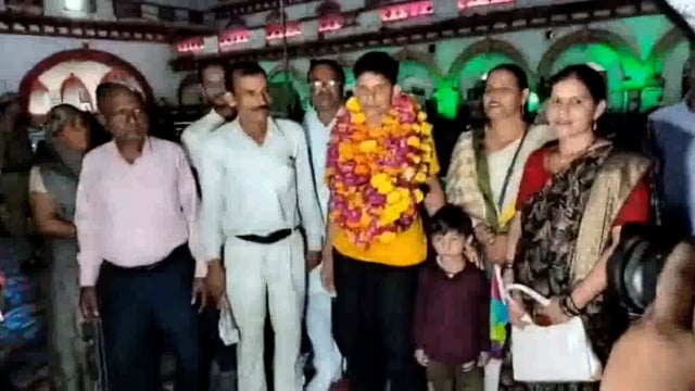 झांसी की बेटी सोनिया ने हिमाचल की ऊंची चोटी पर फहराया तिरंगा झांसी स्टेशन पर जोरदार स्वागत हुआ