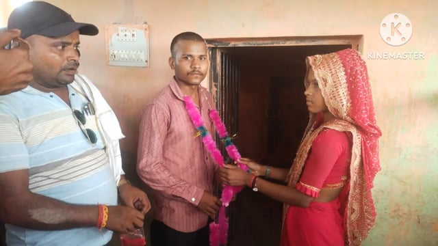 प्रेमिका से मिलने गया प्रेमी ग्रामीणों ने पकड़ा टी के बाद मंदिर में कराई शादी