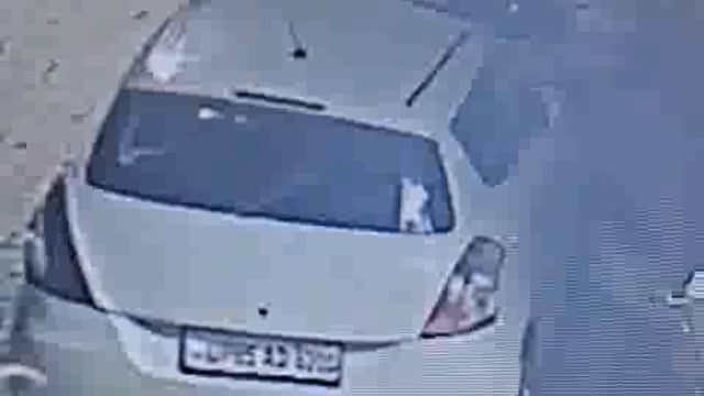 महोली रोड स्थित जनकपुरी में एयरटेल ofc से केबिल को मैक्स मै लोड करके चोरी करने की पूरी घटना सीसीटीवी कैमरे में कैद