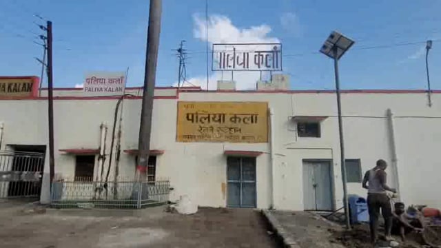 पलिया में रेल की मांग को लेकर व्यापारियों ने‌ निकाली रैली