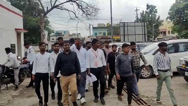 नाभिकों से हुई मारपीट को लेकर नाभिक पहुंचे वरिष्ठ पुलिस अधीक्षक मथुरा कार्यालय