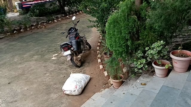 पुलिस ने मूर्तियां गांव के रोड से एक बाइक पर लदा 115 लीटर महुआ शराब किया बरामद धंधेबाज फरार