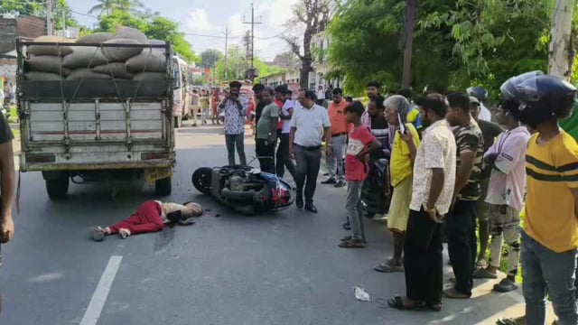 स्कूटी चला रही महिला को पिकअप वाहन ने मारी जोरदार टक्कर, मौके पर महिला महिला की हुई मौत; चालक फरार, वाहन जब्त