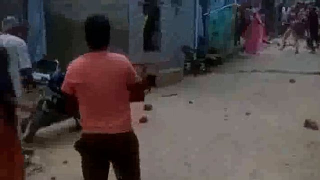 मथुरा: दो पक्षों में जमकर चले लाठी डंडे फ़िंके ईट पत्थर , वीडियो हुआ वायरल 