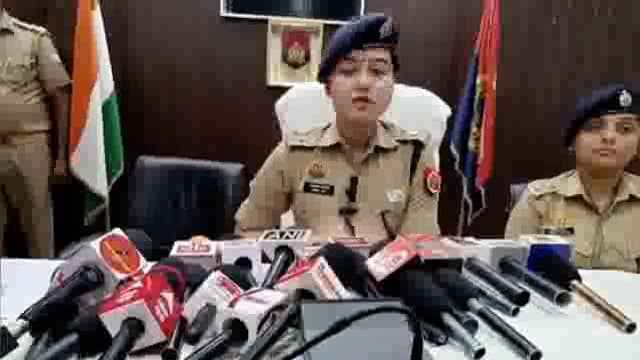 ➡️.....भाईसाहब का खतना कैंसिल-
बरेली में Phd स्कॉलर दिव्यांग प्रभात उपाध्याय शादी करने के लिए धर्मान्तरण को राजी हो गये, उनका खतना होना ही था तभी उनकी मां ने पुलिस से शिकायत कर दी
प्रभात का खतना रूक गया
एक मौलाना समेत 4 गिरफ्तार हुए है, इनका संबध जाकिर नाईक के धर्मान्तरण गैंग से होना मुमकिन है