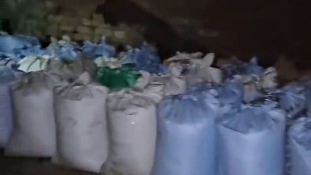 महावन के गांव पचावर में मंगलवार देर रात्रि को जिला पूर्ति अधिकारी की स्पेशल टीम ने राशन के गोदाम पर छापामार कार्यवाही की