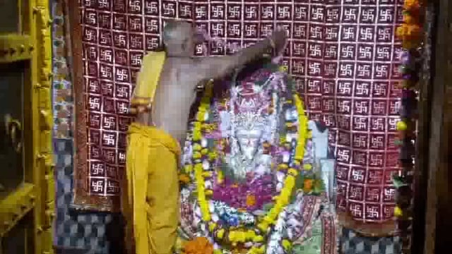 मथुरा के गणेश टीला मंदिर सहित भगवान गणेश के मंदिर में सेवायतों द्वारा महाभिषेक के साथ पूजा अर्चना की गयी