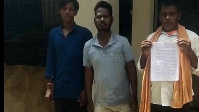 सरकारी जमीन पर झोपड़ी बनाने के विरोध में ग्रामीणों ने अंचलाधिकारी को दिया आवेदन