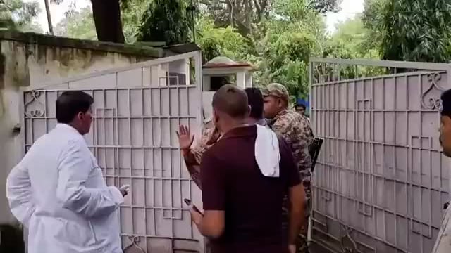 ➡️.....विधायक जी और DM साहब के बीच मारपीट की नौबत आ गयी..!!*
*मध्य प्रदेश के भिंड में दरसल खाद किल्लत पर भिंड भाजपा विधायक और भिंड कलेक्टर आमने सामने आ गये।दोनों के बीच मारपीट की नौबत तक आ गयी।*