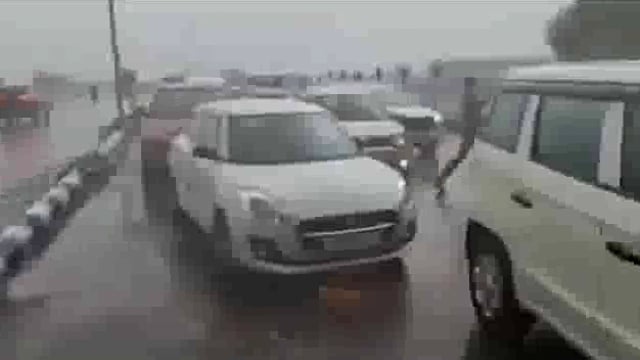 ➡️......जम्मू : तवी नदी के ऊपर पूल का एक हिस्सा टूटने की लाईव तस्वीरें, खौफनाक मंजर.. जान बचाकर और गाड़ियां छोड़कर भागे लोग...