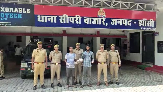 झाँसी पुलिस द्वारा अपराध एवं अपराधियों के विरुद्ध की जा रही सख्त कार्यवाही   असलहा कारतूस के साथ 2 शातिर चोर गिरफ्तार।