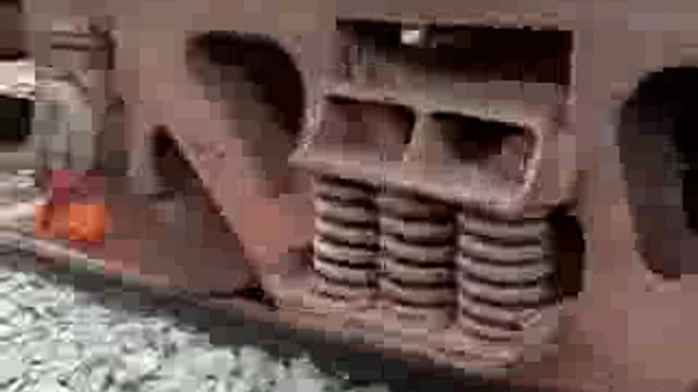 ➡️.....बिहार के बेगूसराय रेलवे स्टेशन पर आज एक महिला और लड़की के ऊपर से मालगाड़ी से गुजर गई। गनीमत रही कि दोनों बाल-बाल बच गईं। दोनों मालगाड़ी के नीचे से ट्रैक पार कर रही थीं, तभी ट्रेन चल गई। आरपीएफ जवान के कहने पर वे मालगाड़ी के नीचे ही लेट गईं, जिससे उनकी जान बच गई।

#Bihar #Begusarai