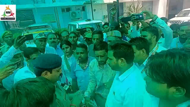 मेरठ संयुक्त पत्रकार महासभा के पदाधिकारी व सदस्यों ने पत्रकार पर हमले को लेकर एसएसपी मेरठ को ज्ञापन सौंपा।