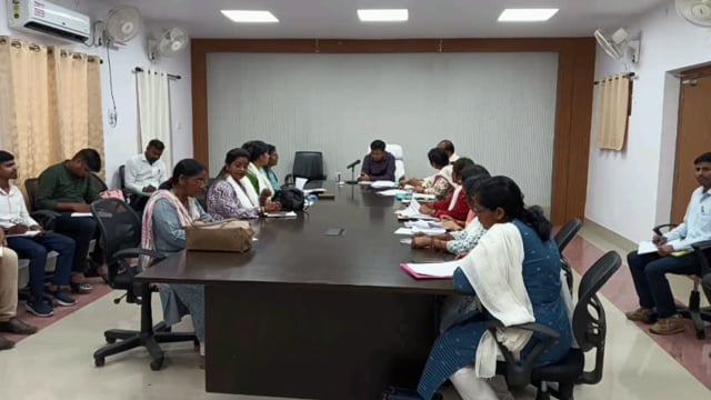 जिला पदाधिकारी ने आईसीडीएस की समीक्षा बैठक में आंगनबाड़ी केंद्रों को भूमि उपलब्ध कराने का निर्देश