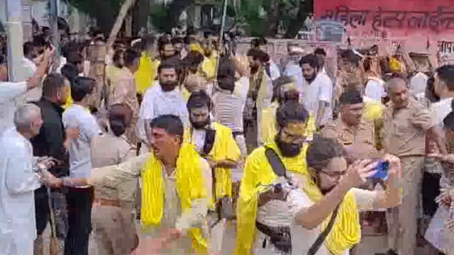 बरसाना: ब्रज के परम संत  प्रेमानंद जी महाराज पहुंचे लाडली जी की शरण, की गहवर वन परिक्रमा