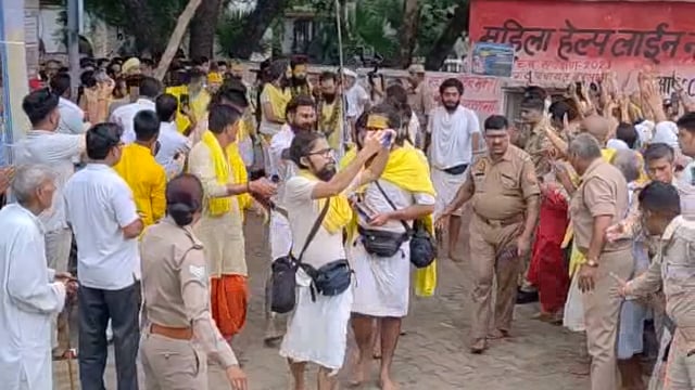 विश्व प्रसिद्ध संत प्रेमानंद महाराज पहुंचे बरसाना लगाई परिक्रमा