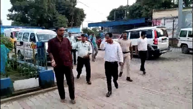 खैरा स्कूल परिसर में करीब 9 दिनों से धरना पर बैठे शिक्षक को अधिकारियों ने पहुंचाया अस्पताल।