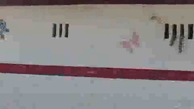 अंबेडकर नगर..
नौनिहालों की जिंदगी के साथ खिलवाड़ स्कूलों के ऊपर से गुज़र रहे बिजली के तारों को हटाने के तमाम शासनादेशों के बावजूद बिजली विभाग के अधिकारियों के कांनो में जूं तक नहीं रेंग रहीl