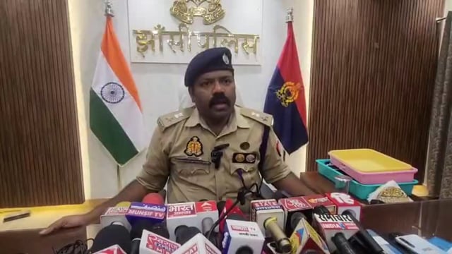 झांसी पुलिस ने बरामद किए 50 लाख के मोबाइल, मालिकों को लौटाए तो चेहरे खिले उठे