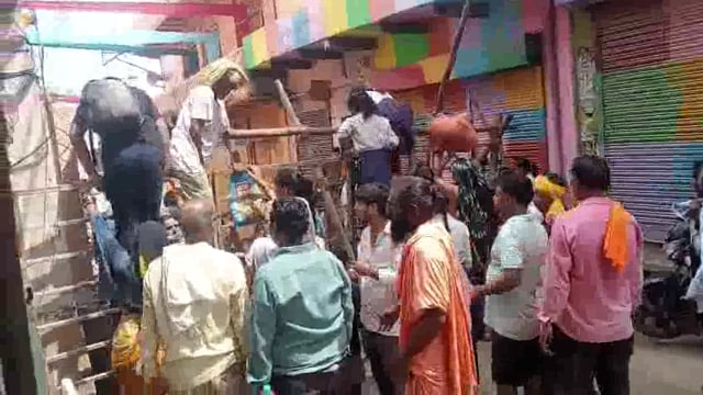 बरसाना की पुलिस प्रशासन द्वारा व्यवस्था देखो बच्चे बुजुर्ग लोग अपने घर भी नहीं जा सकते बैरीकेडिंग पर चढ़कर निकल रहे है