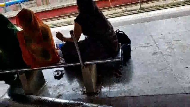 झांसी रेलवे स्टेशन के प्लेटफार्म नंबर 3 पर यात्रियों को बैठने वाली कुर्सी टूटी पड़ी हुई है 