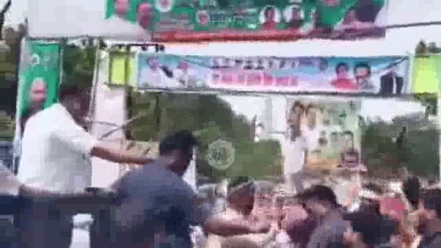 ➡️.....बिहार के आरा में राहुल गांधी ने काले झंडे दिखाने वाले बीजेपी कार्यकर्ताओं को दी टॉफियां....*