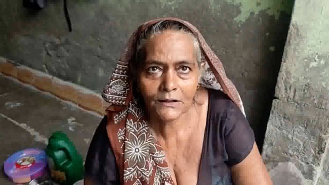 आकाशीय बिजली गिरने से मकान फटा इनवर्टर खराब घर वालों में है दहशत का माहौल