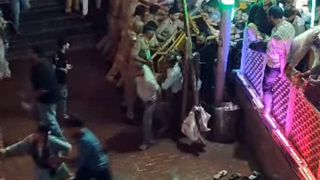 बरसाना में बेकाबू हुई भीड़ बैरिकेटिग तोड़कर इधर-उधर भागे श्रद्धालु