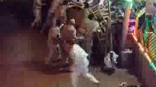 बरसाना में बेकाबू हुई भीड़ बैरिकेटिग तोड़कर इधर-उधर भागे श्रद्धालु