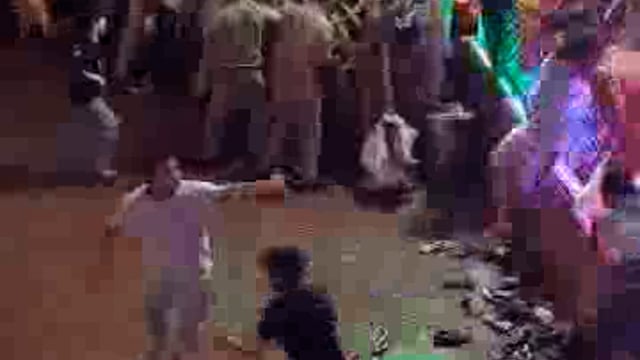 बरसाना में बेकाबू हुई भीड़ बैरिकेटिग तोड़कर इधर-उधर भागे श्रद्धालु