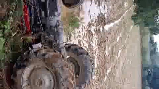 रास्ता कम होने की वजह से ट्रैक्टर पलटा खबर तीन बच्चे घायल