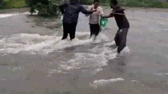 शेतकऱ्यांची आर्त हाक;‘पूल द्या नाहीतर जलसमाधी आंदोलन; जीव धाेक्यात घालून शेतकरी जातात शेतात 