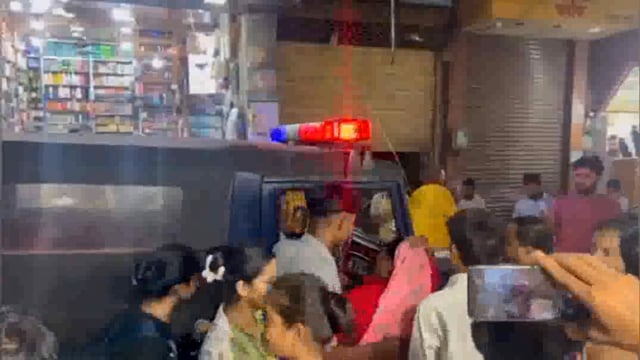 महिला ने मारा नशेड़ी पुलिस ड्राइवर को जोरदार थप्पड़ राहगीरों ने किया मोबाइल में कैच पूरा मामला