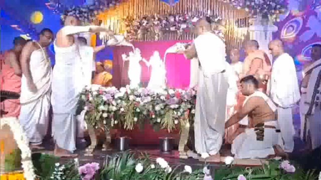 बड़े ही भक्ति भाव से बनाया गया राधा रानी का प्राकृतिक उत्सव चंद्रोदय मंदिर में